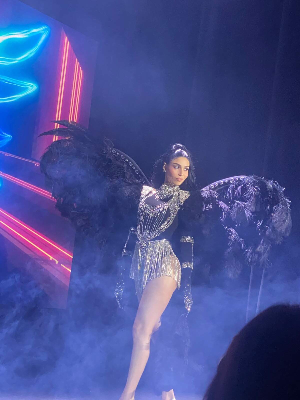 Daniela Reyes, candidata a Miss Universe Cuba 2026, ganó el People’s Choice Awards la noche del 13 de julio, en que las 20 concursantes participaron en desfile de modas Feather Fantasy.