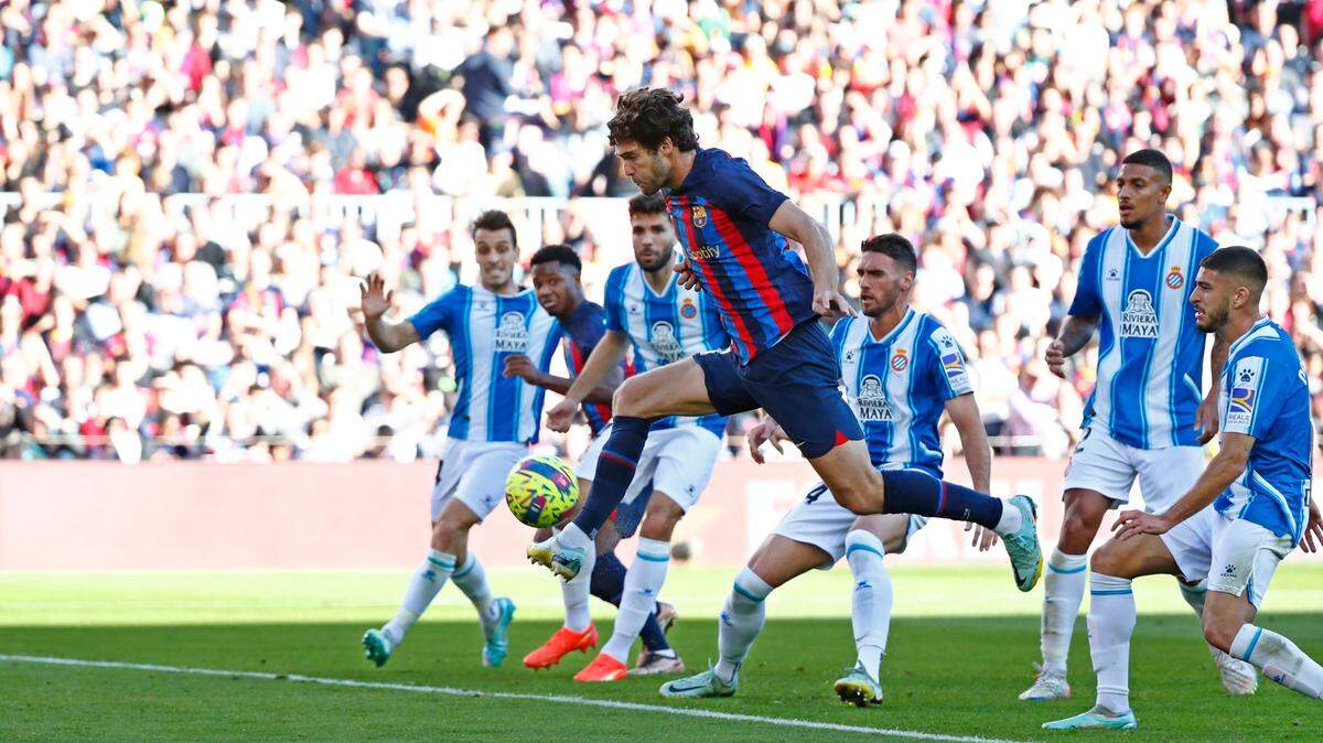 El jugador de Barcelona Marcos Alonso marcó un gol de cabeza ante el Espanyol, en el partido celebrado el 31 de diciembre de 2022 en el estadio Camp Nou, en Barcelona.