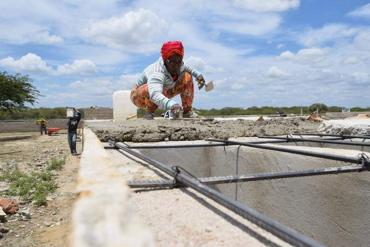 Sonia Bermúdez, de 64 años, amplía el mausoleo en el cementerio que dirige en el norte de Colombia. En medio de la crisis migratoria que vive Venezuela, Bermúdez ha estado enterrando a venezolanos desamparados que fallecen en Colombia, que de otra manera irían a parar a fosas comunes.