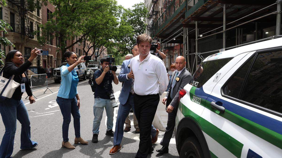 William Duplessie sale esposado de la comisaría 13 en Nueva York el martes 27 de mayo de 2025. Una tercera persona acusada de secuestrar a un hombre y torturarlo durante casi tres semanas para robarle su fortuna en bitcoines se entregó a la policía el martes por la mañana, según informó la comisaria de policía Jessica S. Tisch.