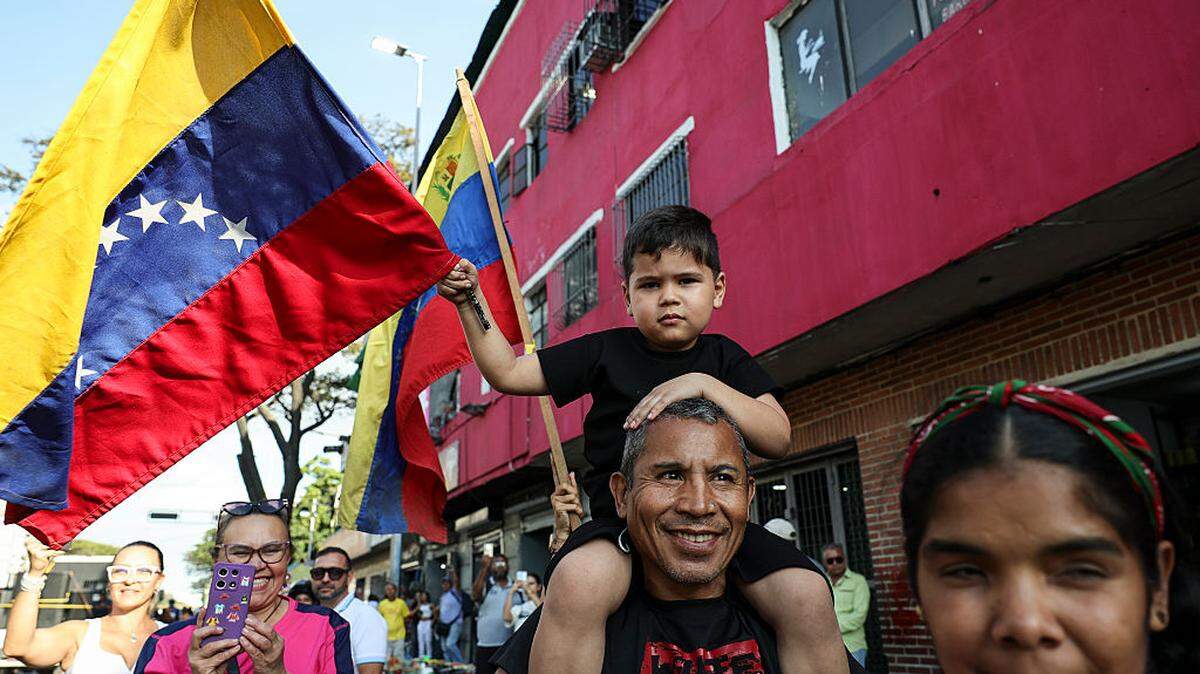 Decenas de personas celebran en las calles la victoria de la selección de béisbol de Venezuela en el Clásico Mundial, el miércoles 18 de marzo de 2026, en Caracas.