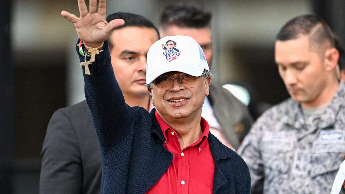 El presidente de Colombia, Gustavo Petro, saluda a sus partidarios en Bogotá el 19 de febrero de 2026, durante una manifestación para respaldar el decreto del salario mínimo vital.