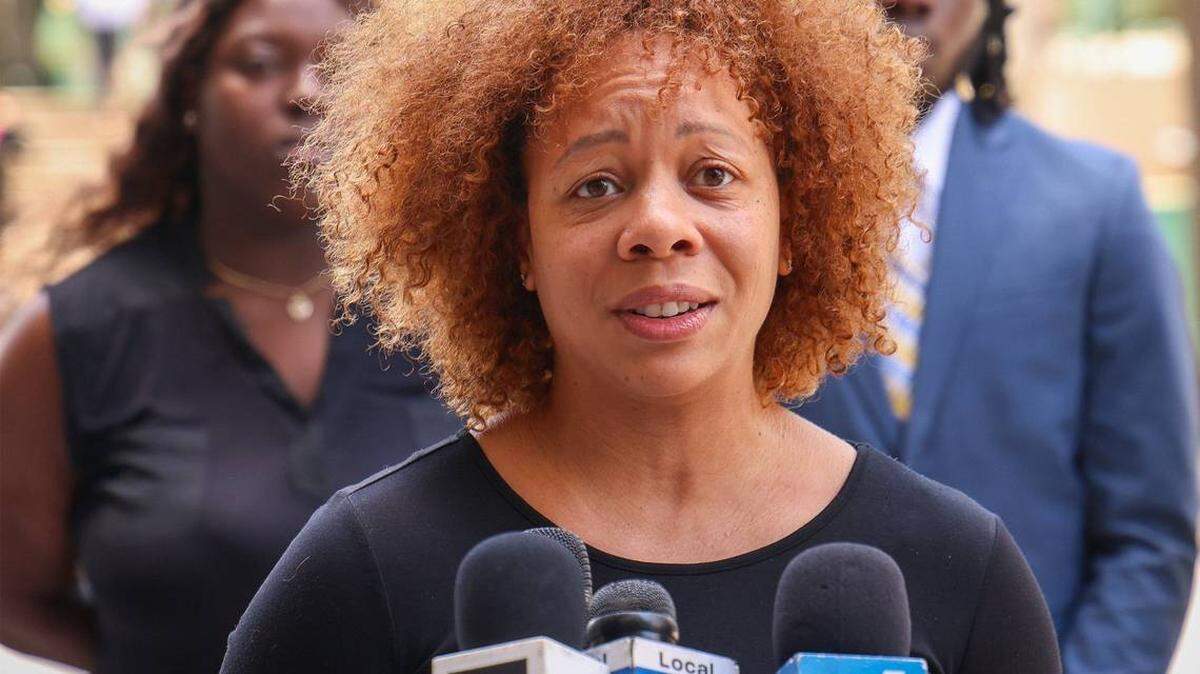 LaToya Ratlieff, habla con la prensa durante una conferencia de prensa donde sus abogados anunciaron una demanda contra la policía de Fort Lauderdale.