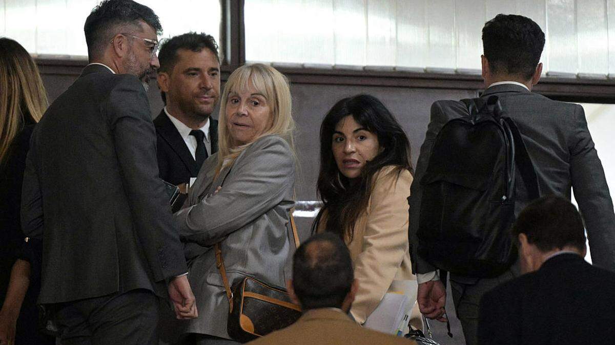 Foto de archivo de Giannina Maradona (centro derecha) y Claudia Villafañe (centro izquierda), hija y exesposa de la legenda del fútbol argentino Diego Maradona, respectivamente, llegando al tribunal de San Isidro, en las afueras de Buenos Aires, el 15 de abril de 2025.