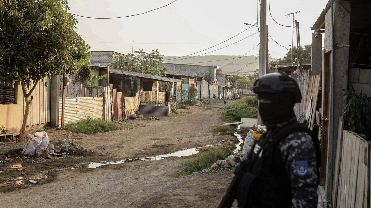September 9, 2022 - Guayaquil, Guayas, Ecuador. With the ramping up of the drug war in Ecuador, the small South American nation has become one of the major passing point of drug and arms smuggling of the Southern Continent. Indeed, most of the illecit drug trade has its starting point in Peru where the Cocaine is being produce then shipped through Ecuador, then Colombia for refining. The Ecuadorian authorities hare struggling to keep up with the violence the trade induces. (Photo by Jonathan Alpeyrie/Sipa Press)//ALPEYRIEJONATHAN_Sipa.7097/2209101522 (Photo by Jonathan Alpeyrie/SIPA/Sipa USA)