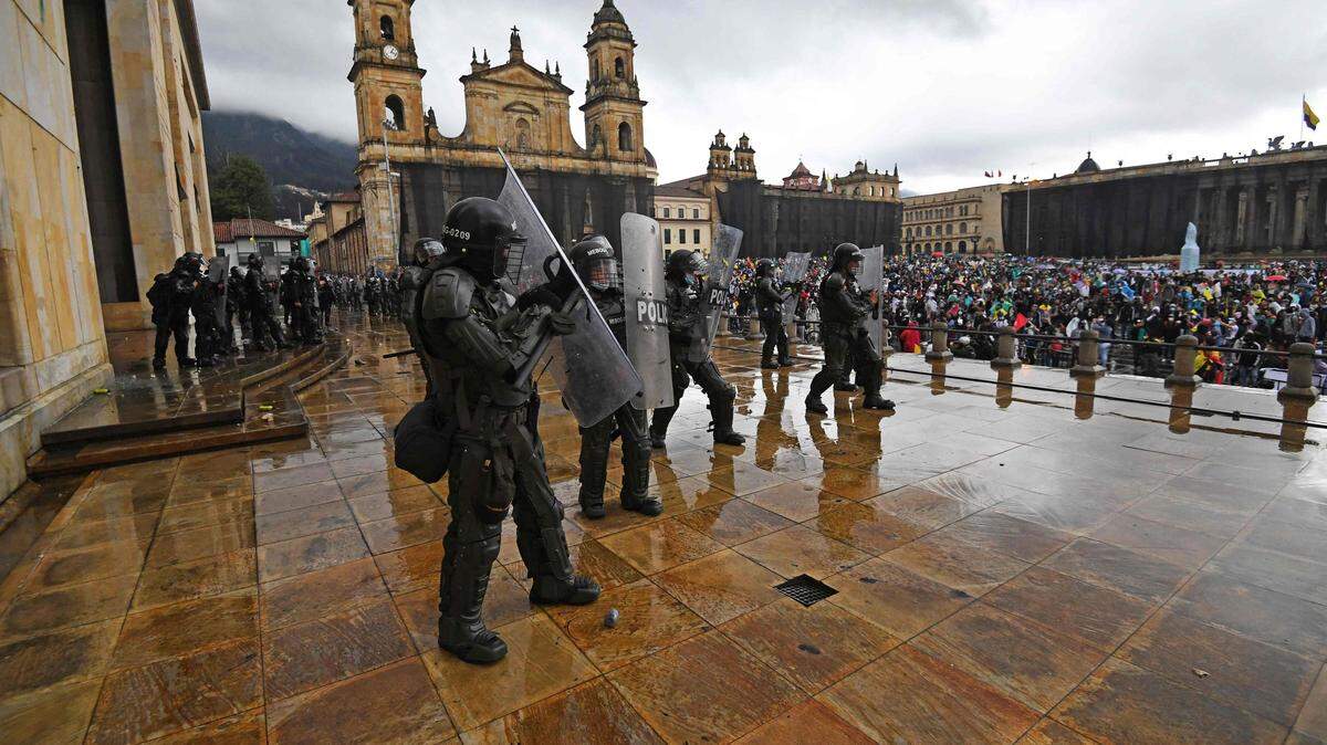 Policías colombianos durante una manifestación contra la reforma tributaria propuesta por el presidente colombiano Iván Duque, en Bogotá, el 28 de abril de 2021.