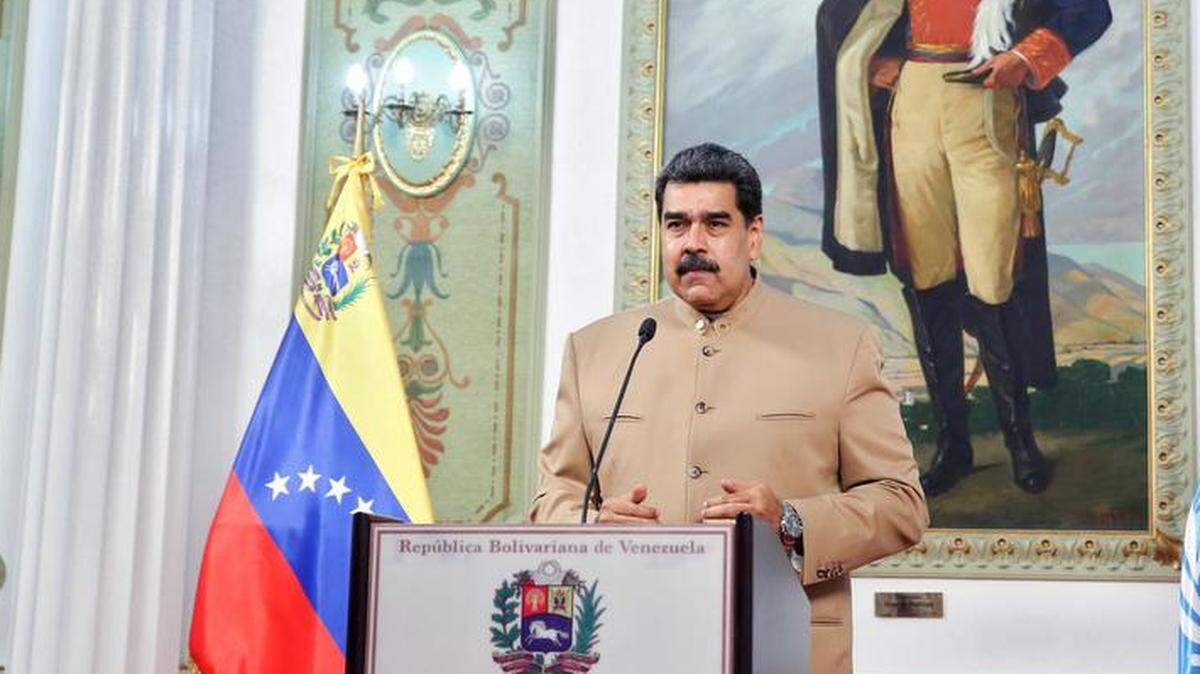 Imagen publicada por la Presidencia venezolana que muestra al presidente de Venezuela, Nicolás Maduro, dando un mensaje televisado desde el Palacio Presidencial de Miraflores en Caracas el 21 de septiembre de 2020.