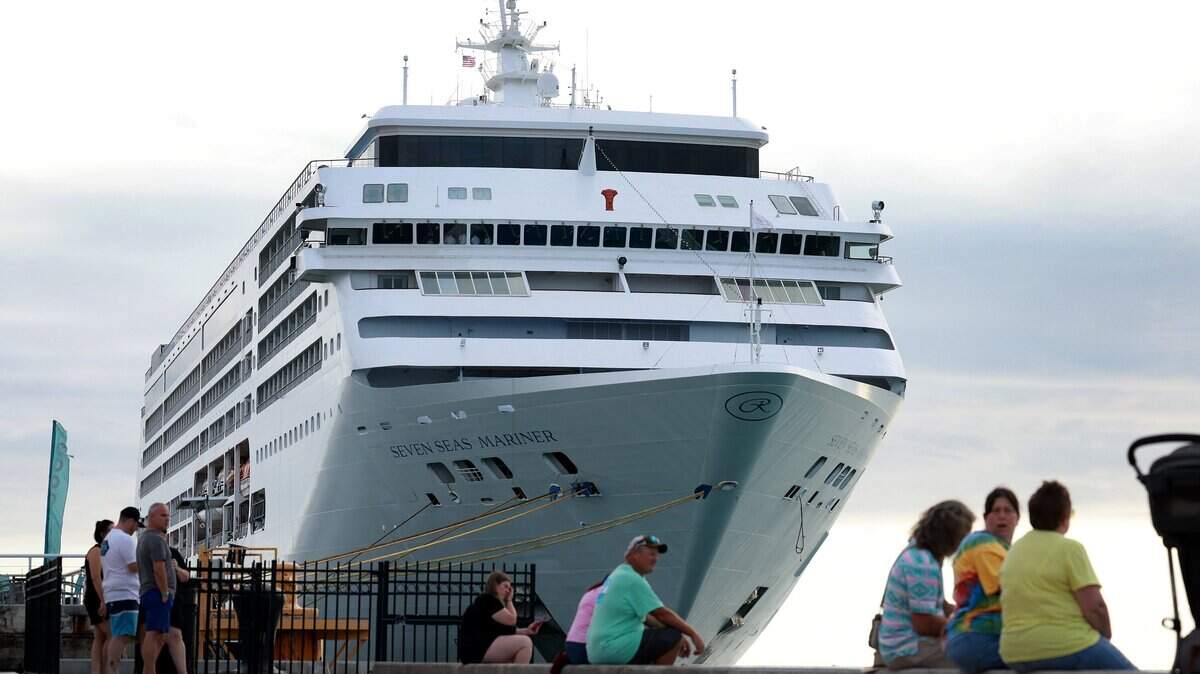 Personas disfrutan de Mallory Square mientras el crucero Regent Seven Seas Mariner permanece atracado en el muelle de Mallory Square el 01 de diciembre de 2023 en Key West, Florida.