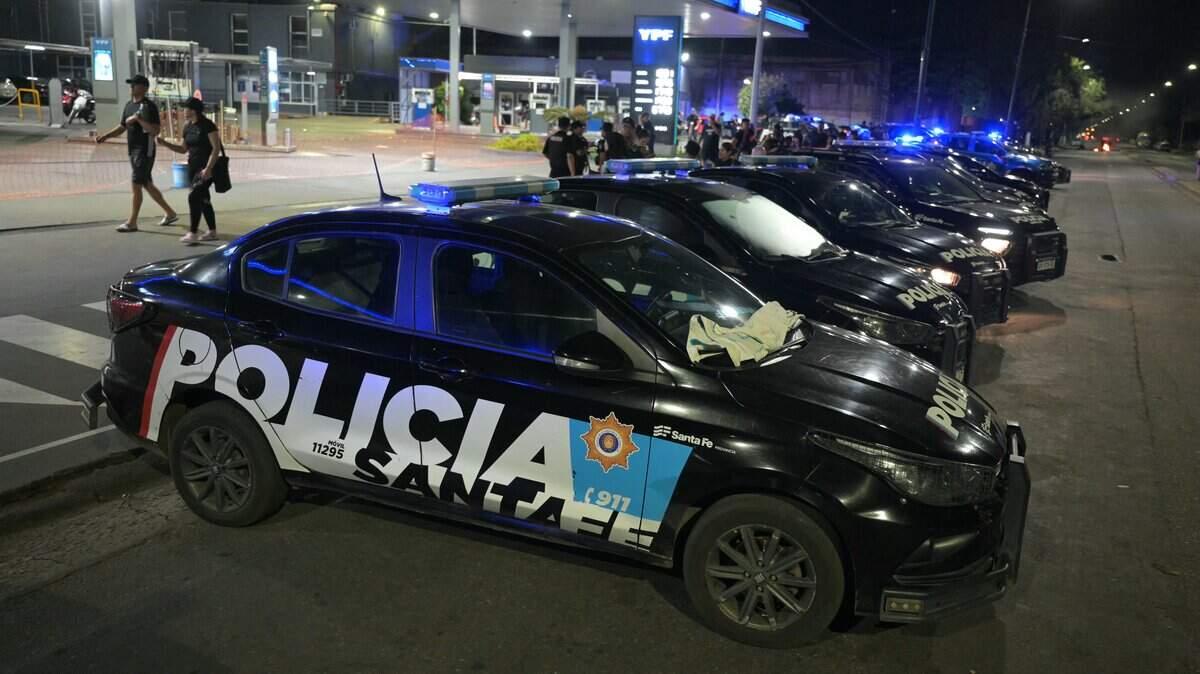 Patrullas de la Policía Provincial de Santa Fe permanecen estacionadas en su sede durante una protesta policial en reclamo de mejores salarios y condiciones laborales en Rosario, provincia de Santa Fe, Argentina, en la madrugada del 11 de febrero de 2026.