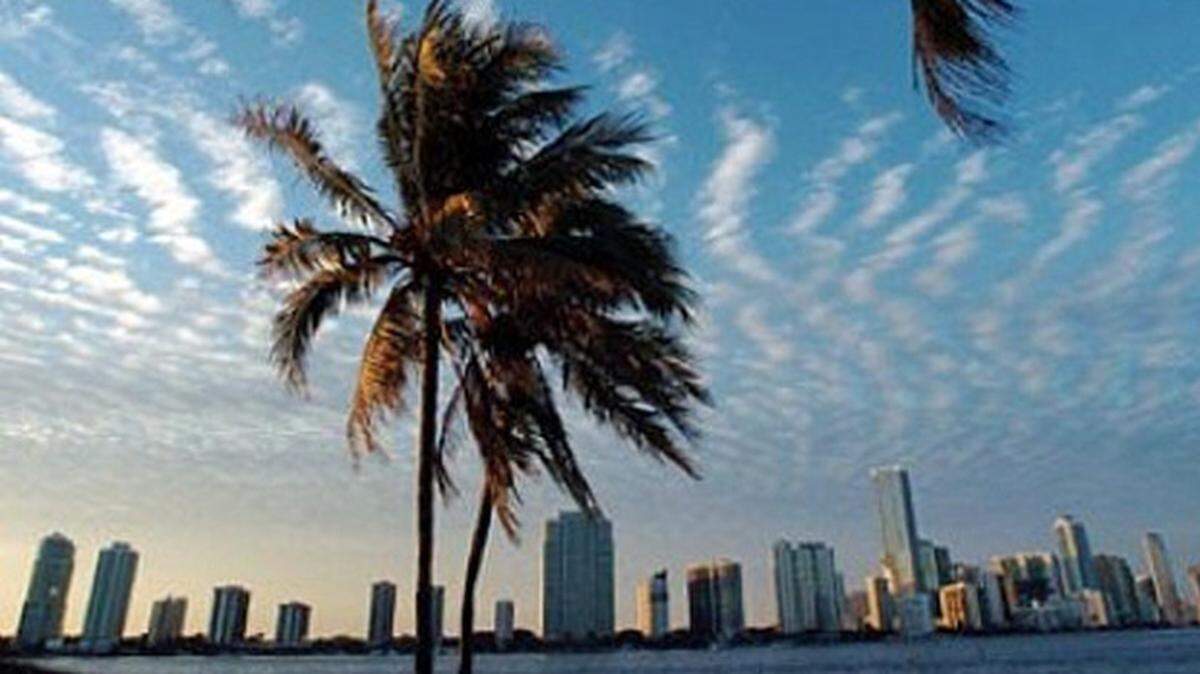 Los expertos pronostican que el primer frente frío del otoño llegará al sur de la Florida a mitad de la semana entrante. 