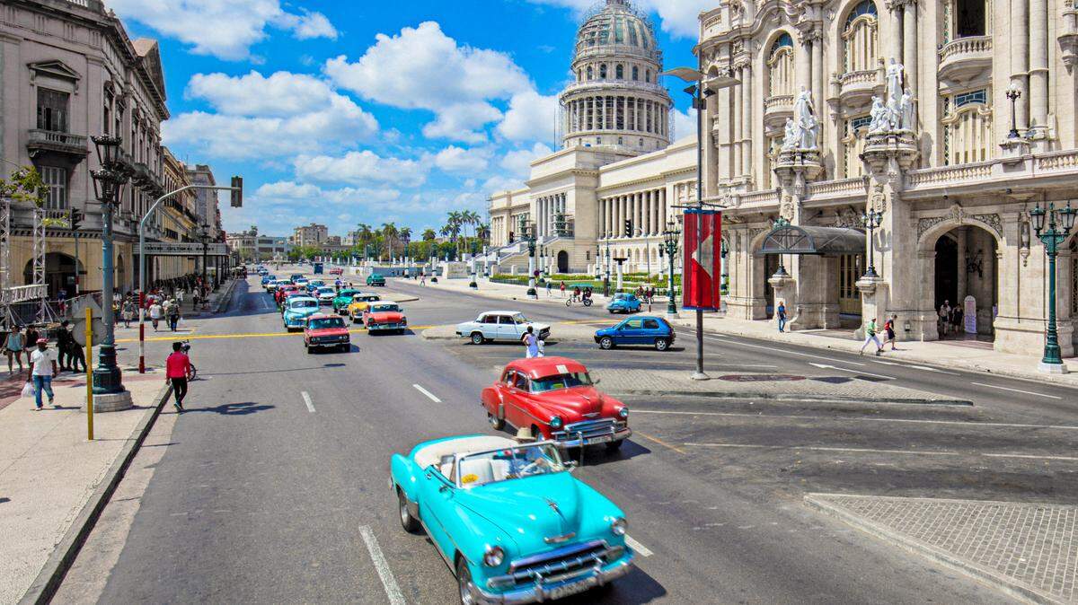 Foto de archivo de autos transitando cerca del emblemático Capitolio de La Habana, Cuba.