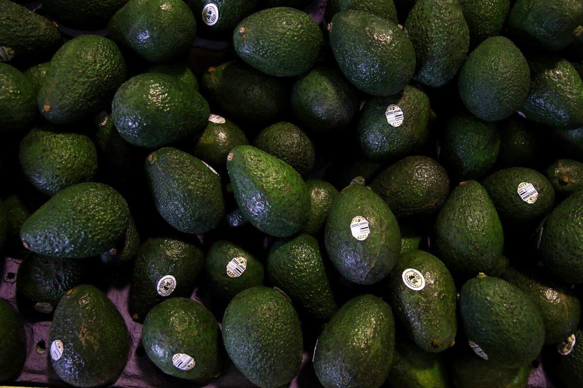 Aguacates se exhiben en un mercado de productos el 02 de abril de 2019 en San Francisco, California.