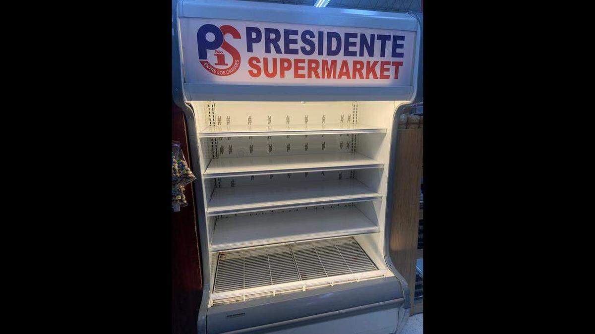 Este refrigerador del supermercado Presidente, ubicado en el 8100 de North Miami Avenue, está bajo una orden de prohibición de uso. A pesar de que las luces funcionan, el equipo no enfría. Los alimentos colocados dentro no se mantienen fríos ni alcanzan una temperatura segura. DAVID J. NEAL — dneal@miamiherald.com
