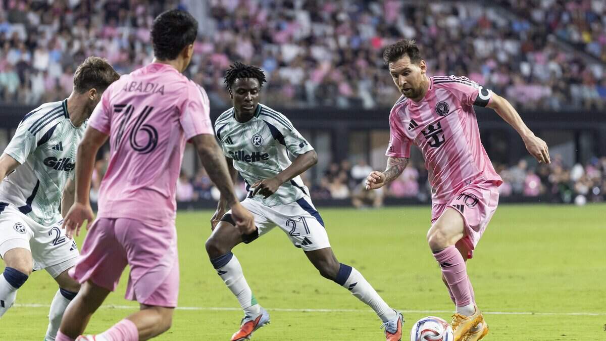 El astro del Inter Miami Lionel Messi conduce el balón ante la marca de la defensa de New England Revolution, en el partido de la MLS celebrado el 25 de abril de 2026 en Miami.
 