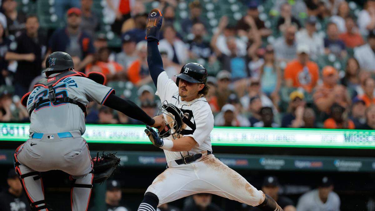 El torpedero de los Tigres Zach McKinstry es puesto out en home por el receptor de los Marlins de Miami Christian Bethancourt, celebrado el 13 de mayo de 2024 en Detroit.