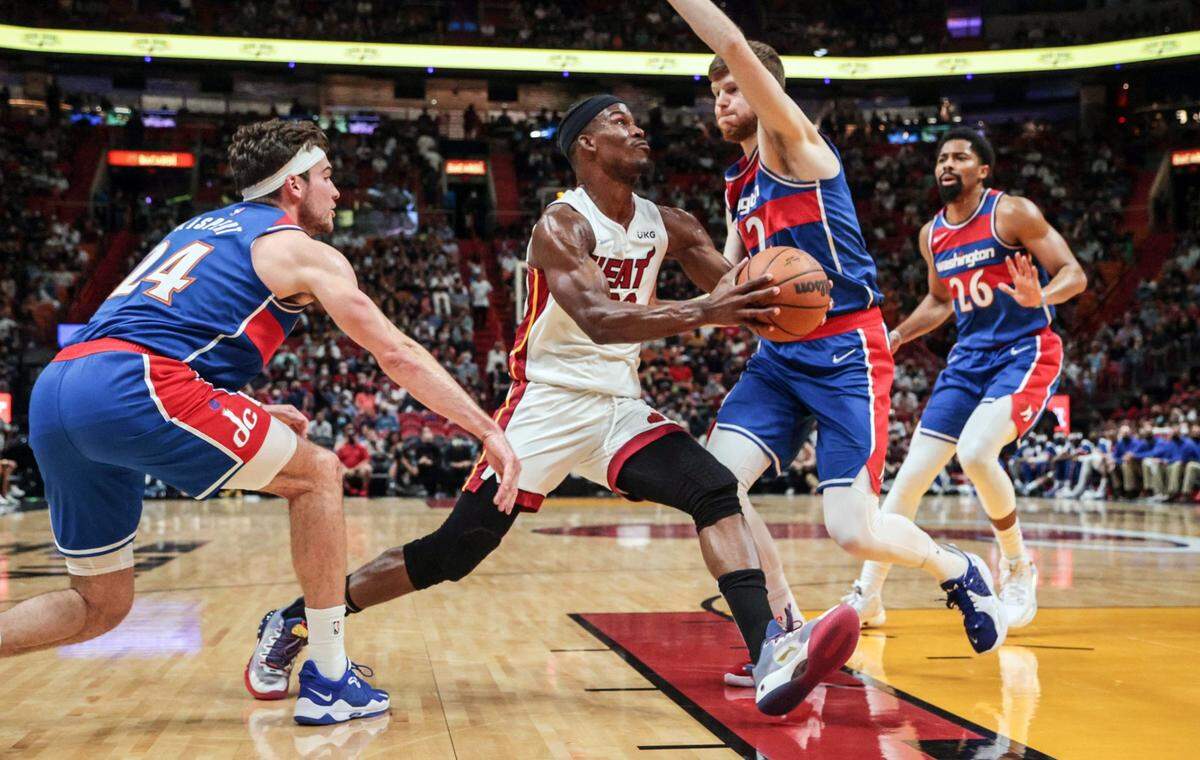 El jugador del Heat Jimmy Butler (22) entra al aro ante la marca de Davis Bertans, de los Wizards de Washington, en el partido celebrado el 28 de diciembre de 2021 en Miami.