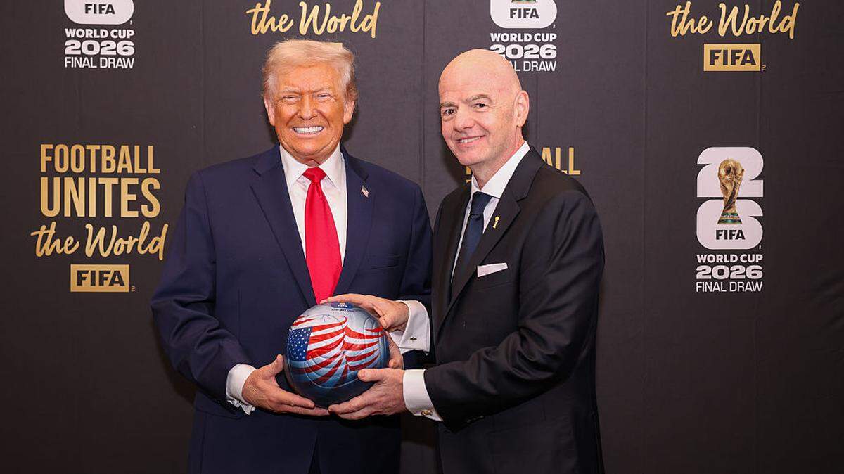 Los presidentes de la FIFA, Gianni Infantino, y de Estados Unidos, Donald Trump, posan antes del sorteo oficial de la Copa Mundial en el Centro John F. Kennedy para las Artes Escénicas, el 5 de diciembre de 2025 en Washington, DC. 