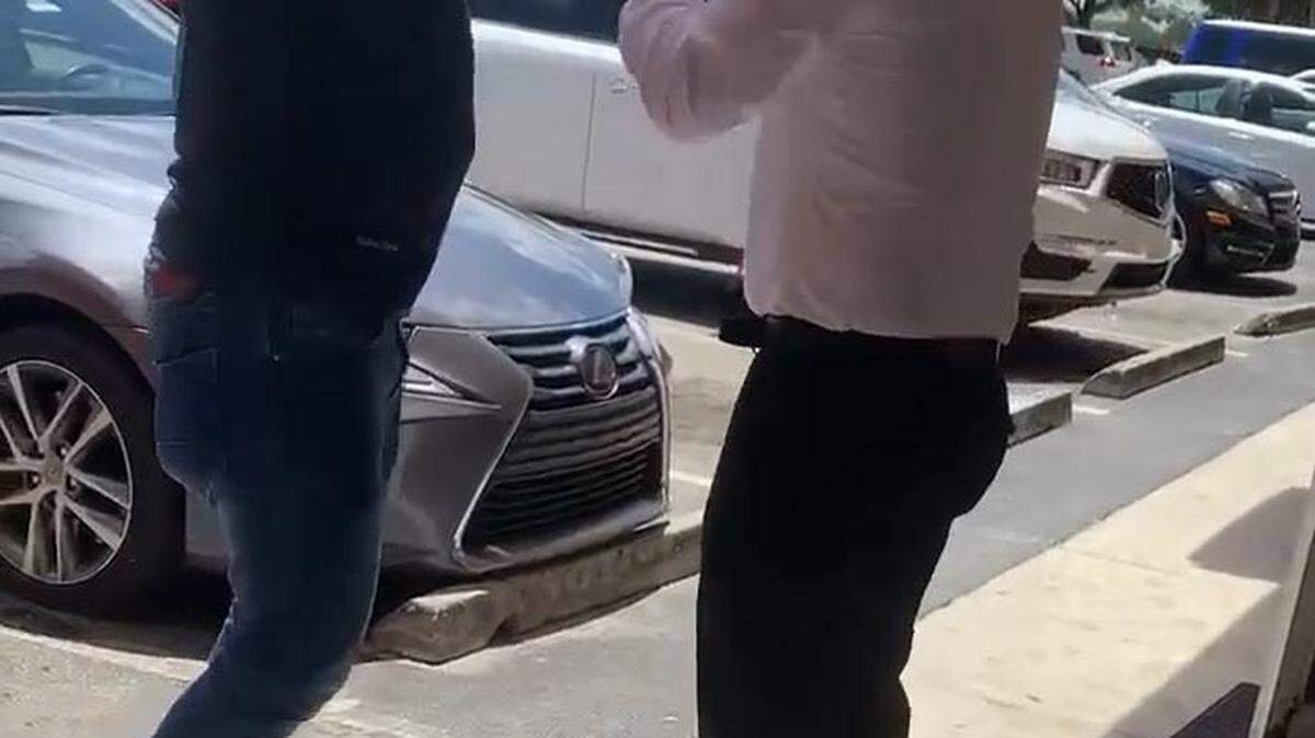 Momentos de la discusión entre Daniel Benítez y miembro de Puentes de Amor