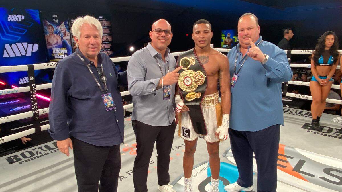 KEVIN BROWN con los altos ejecutivos de Boxlab Promotions y Warriors Boxing tras retener su faja continental de la AMB en Orlando.