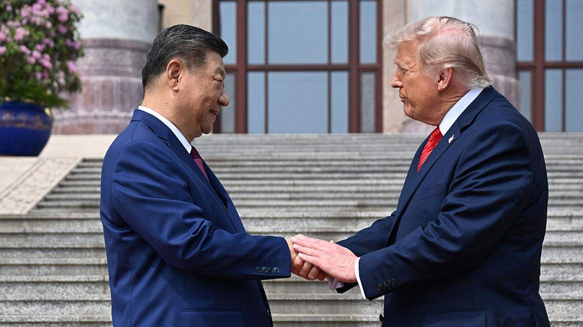 El presidente de Estados Unidos, Donald Trump, estrecha la mano del mandatario de China, Xi Jinping, el 14 de mayo de 2026 en el Gran Salón del Pueblo en Pekín. 