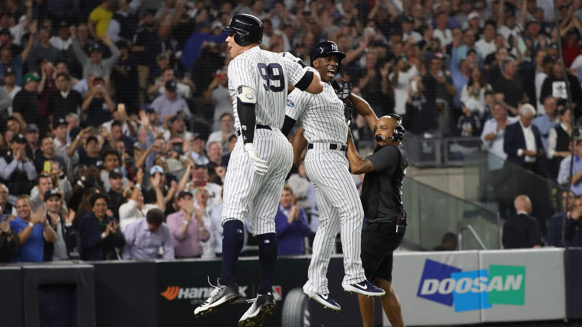 Aaron Judge (izq.) celebra con Andrew McCutchen luego de batear un jonrón en el primer inning del partido ante los Atléticos, el 3 de octubre de 2018 en Nueva York.