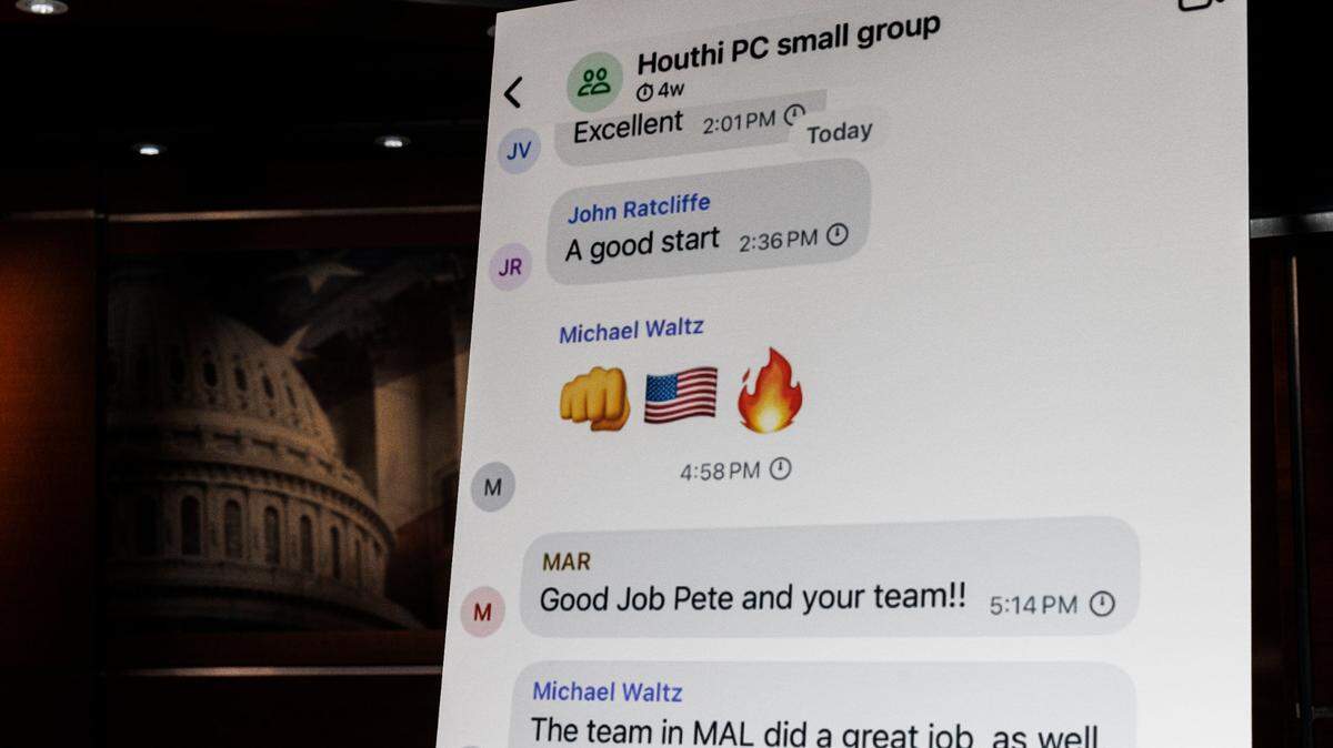 Varios congresistas demócratas mostraron un afiche con los mensajes en un chat de la aplicación Signal en donde asesores del presidente Donald Trump discuten un plan de ataque militar, el martes 25 de marzo de 2025, en el Capitolio de Washington, DC.