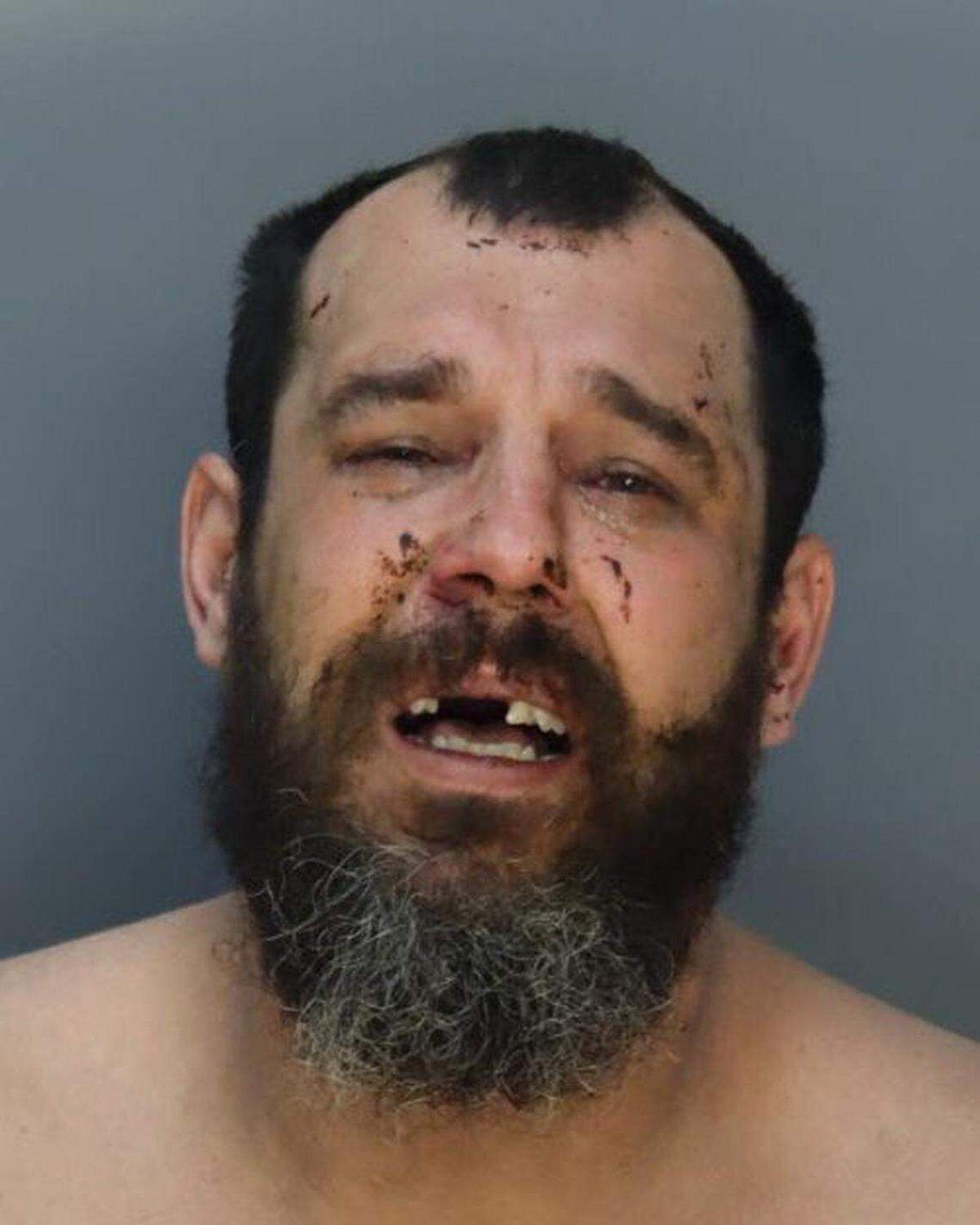 Kevin Prater, de 42 años y residente de South Miami, se desmayó en el tribunal el jueves tras recibir una sentencia de 30 años por numerosos cargos relacionados con agresión a agentes de policía.