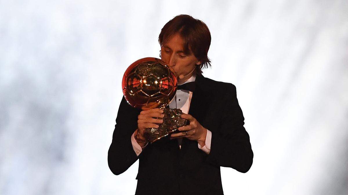 El mediocampista del Real Madrid Luka Modric besa el Balón de Oro que recibió este lunes 3 de diciembre de 2018 en la ceremonia celebrada en París, Francia.