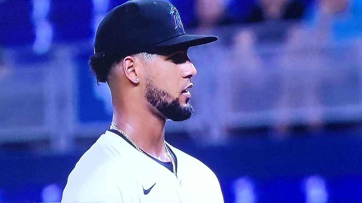 Roddery Muñoz vivió a la altura del momento y lanzó una sólida pelota el miércoles en la noche para que los peces vencieran 2-1 a los Rockies delante de más de 6,000 aficionados
