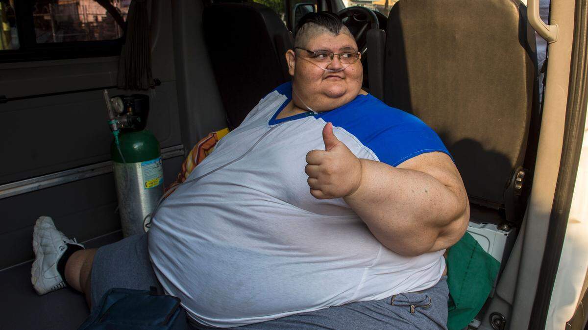 El mexicano Juan Pedro Franco, de 32 años, quien pesaba casi 500 kilogramos (1.100 libras), llega a un hospital en Guadalajara, México, el 5 de mayo de 2017.