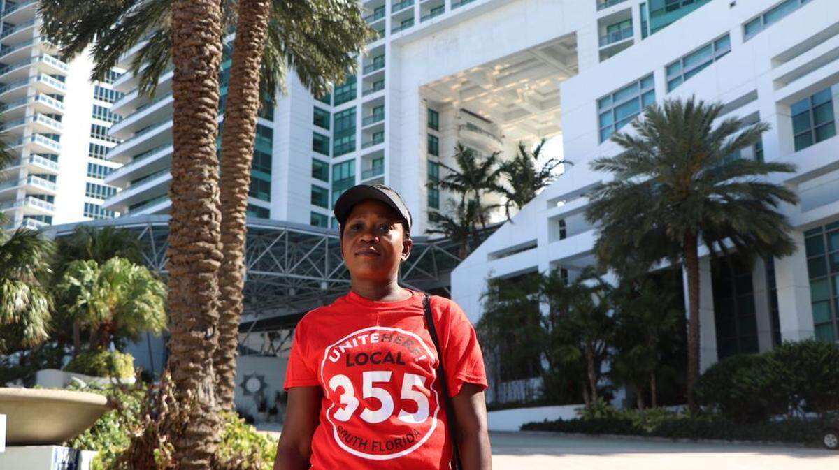 Antoinette Clerisier, una inmigrante haitiana de 47 años frente al Hotel Diplomat en Hollywood el 25 de marzo, 2021.