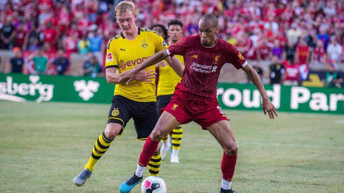  El Liverpool perdió a otro mediocampista con la emergente liga profesional saudí el lunes después de que el mediocampista brasileño Fabinho (der.) se unió al Al-Ittihad, equipo en el que también jugarán Karim Benzema y N’Golo Kanté.