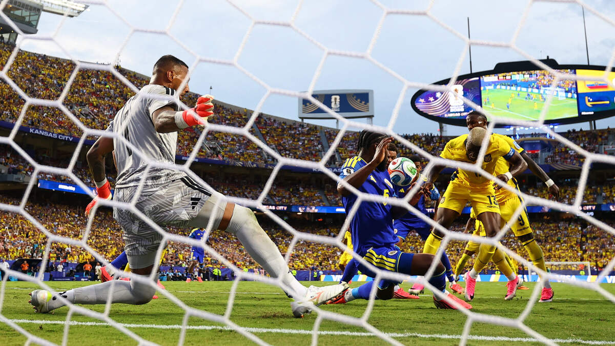 El portero Eloy Room, de Curazao, en acción mientras detiene un disparo de Enner Valencia, de Ecuador, el sábado 20 de junio de 2026, en Kansas City, Missouri.
