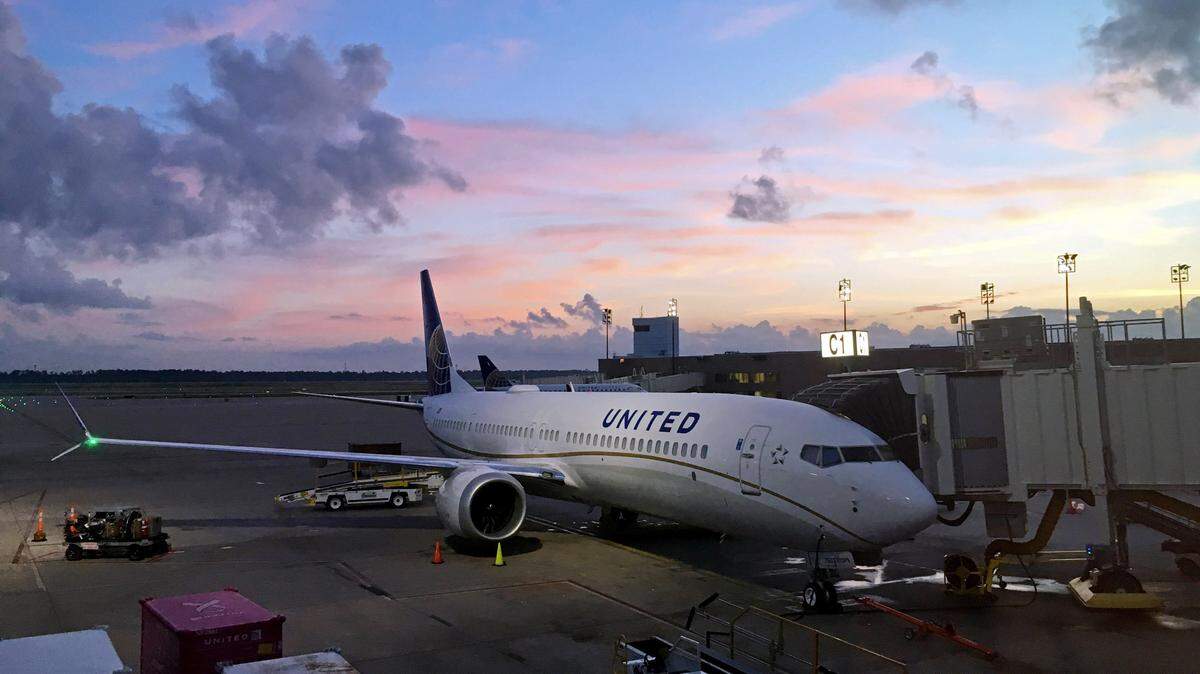 Alaska Airlines y United Airlines mantuvieron en tierra todos sus aviones Boeing 737 Max 9 nuevamente el domingo, mientras aguardaban instrucciones sobre cómo llevar a cabo las inspecciones de las aeronaves para evitar otra explosión en pleno vuelo como la que afectó a un avión de Alaska.
