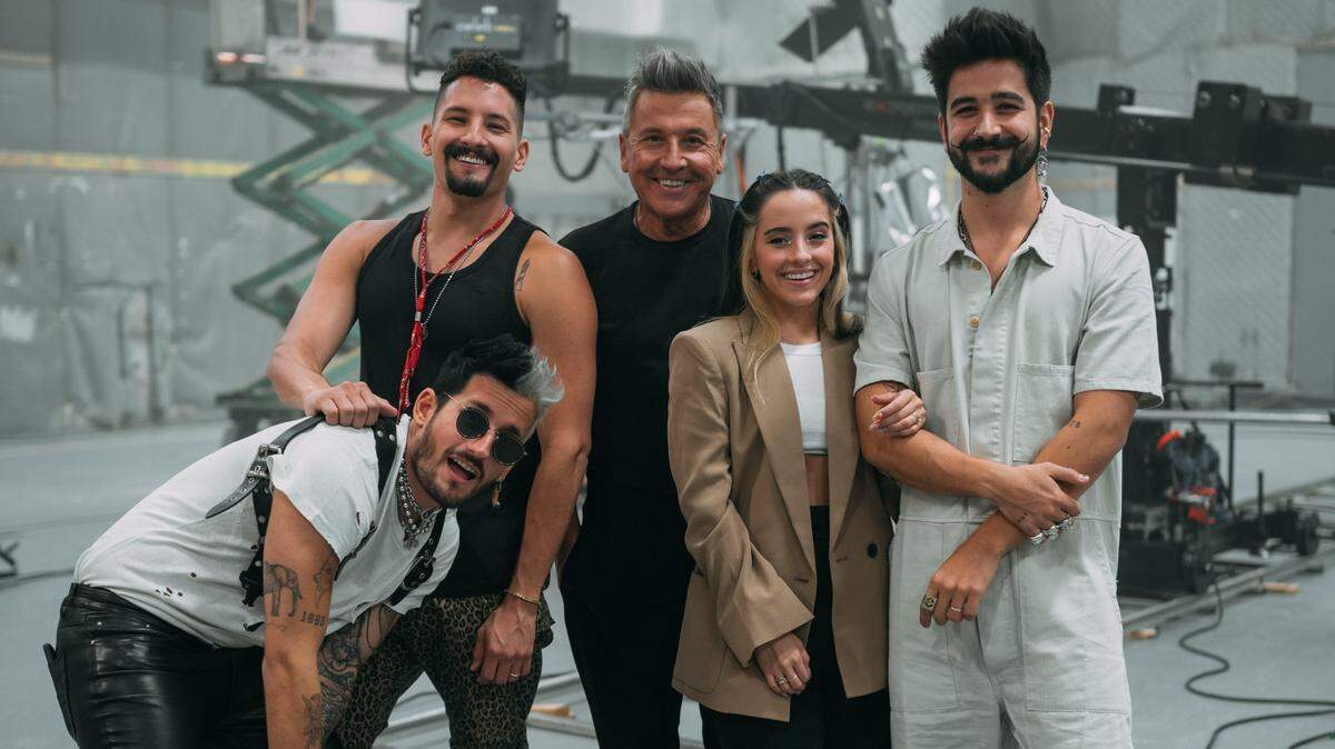 Ricardo Montaner junto a sus hijos Mau, Ricky y Eva Luna y su yerno Camilo.