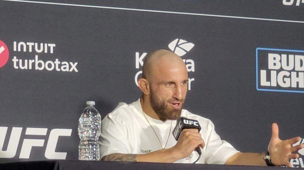 Una vez más Alexander Volkanovski está escuchando una palabra repetida: viejo. Ya la causó ruido alguna vez cuando enfrentó a un Ilia Topuria que lo destronó en el peso pluma y ahora vuelve a sonarle en los oídos previo a su combate estelar de la UFC 314 contra Diego Lopes.