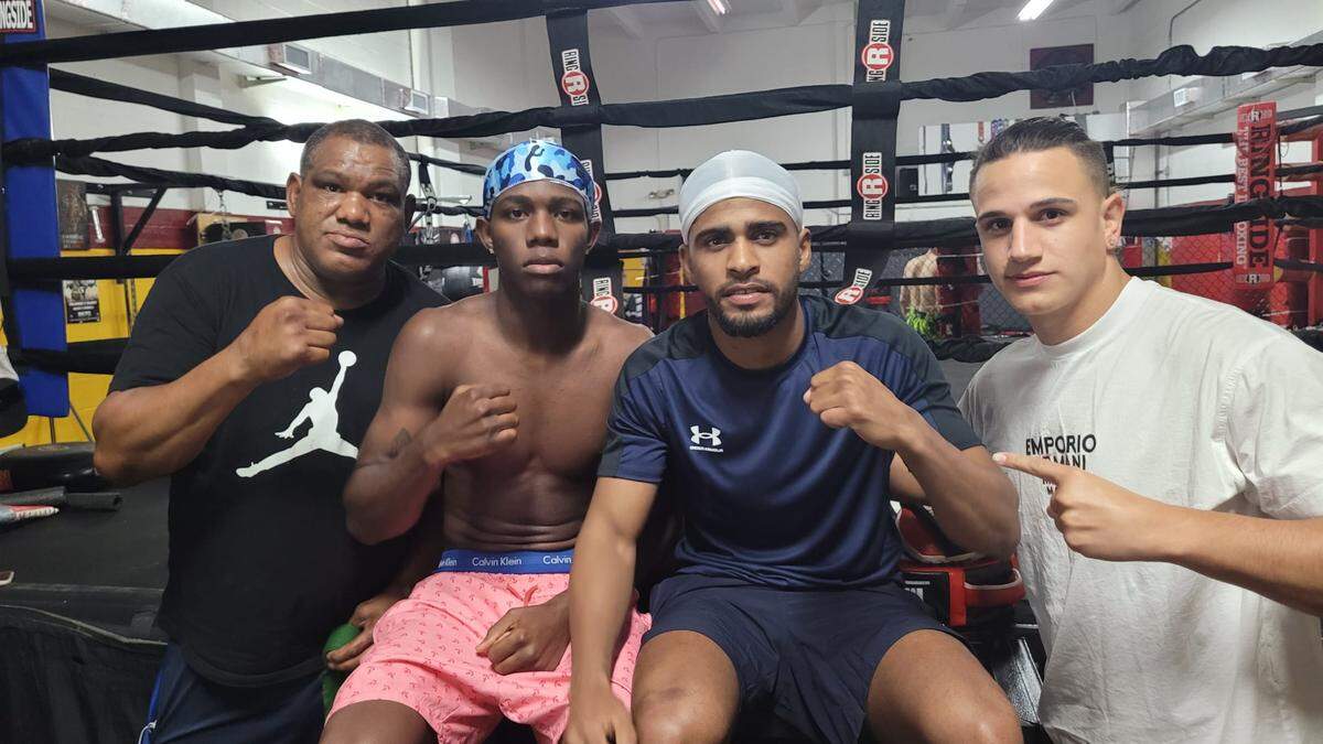 De izq. a der. el entrenador Ramón Garbey, el boxeador Adlay Rodríguez, Damián Lescaille y su manager Eduardo Pérez en el gimnasio Young Tigers de Miami.