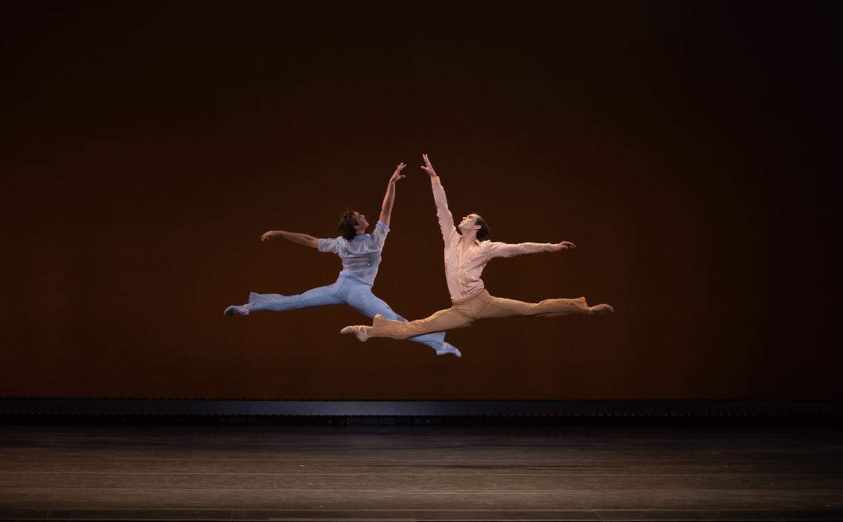 Jordan Martínez y Ethan Rodrigues en “Grand Glittering Gershwin”, coreografía de Durante Verzola. 