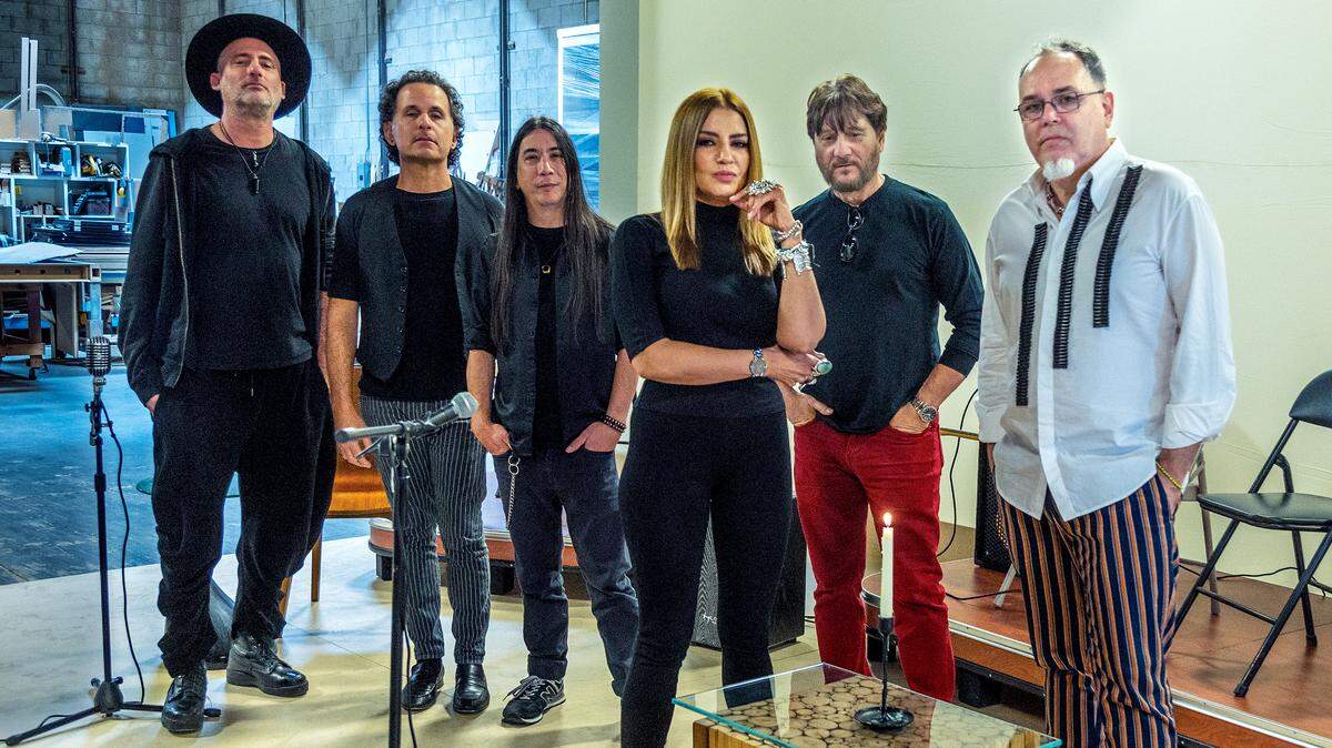 Lena Burke y Pavel Urkiza, junto a los músicos (desde la izq.) Michel Ferré, Yoel Del Sol, Nam San Fong y Omar Hernández, luego de grabar la canción ‘Y Ahora qué?’ dedicada a la mujer cubana víctima de violencia machista.