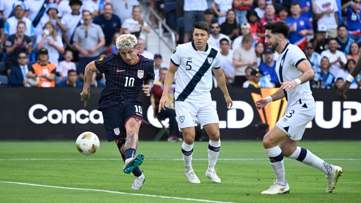 Con un doblete de Diego Luna (izq.), Estados Unidos derrotó 2-1 a Guatemala y avanzó a la final de la Copa Oro, en el partido celebrado el 2 de julio de 2025 en San Luis, Missouri.