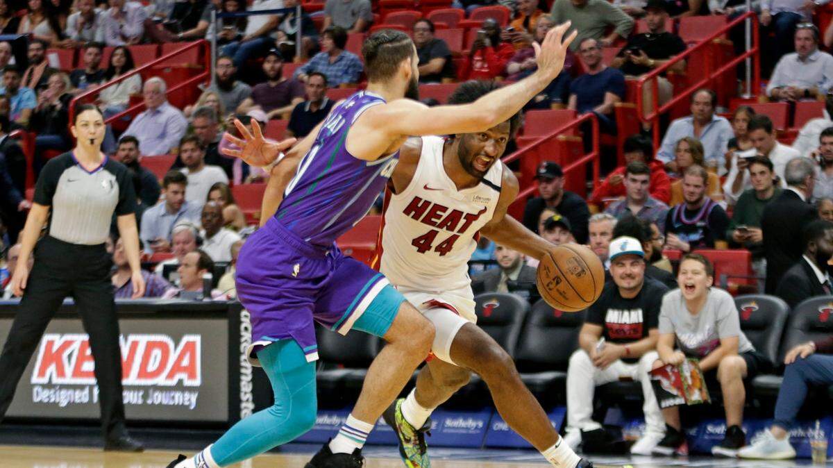 Foto de archivo. El jugador del Heat Solomon Hill (44) entra al aro ante la marca de Caleb Martin, de los Hornets de Charlotte, en el partido celebrado el 11 de marzo de 2020 en Miami.