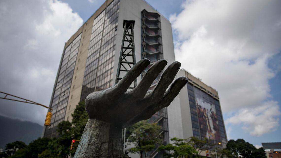 Una escultura en las inmediaciones del edificio de la sede principal de Petróleos de Venezuela (PDVSA), en Caracas, Venezuela. Foto de archivo.