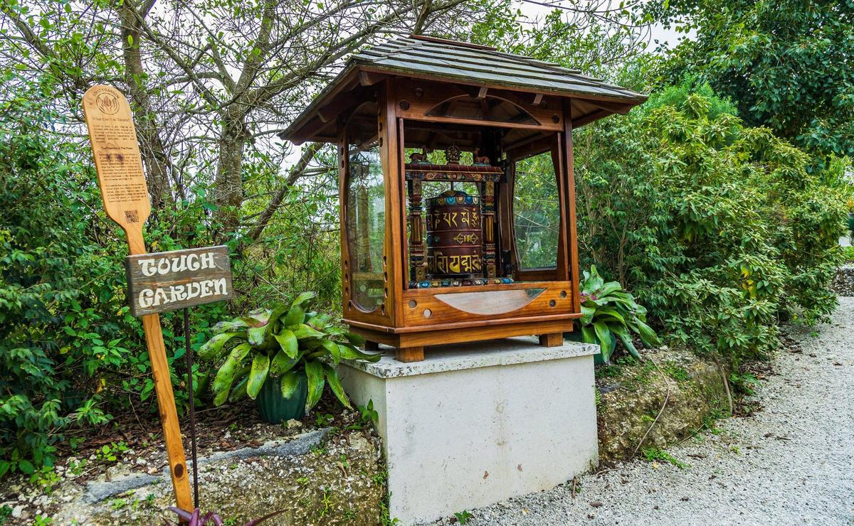 Una rueda de oración tibetana en el jardín dedicado a despertar la espiritualidad en Patch of Heaven Sanctuary, en Redland, un lugar que puede visitarse para recibir los beneficios de estar en contacto con la naturaleza.