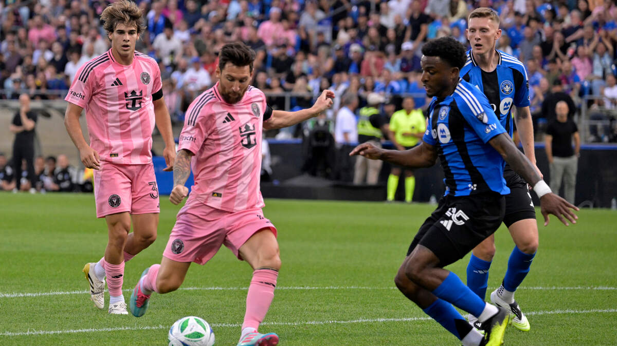 El delantero del Inter Miami, Lionel Messi, conduce el balón ante la marca de Dante Sealy, de Montreal, en el partido de la MLS celebrado el 5 de julio de 2025 en el Estadio Saputo en Quebec, Canadá.