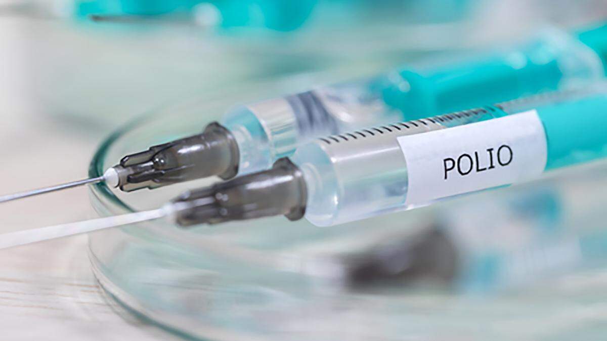 Desde el año 2000, los médicos han administrado una vacuna diferente, desarrollada por el doctor Jonas Salk en 1955, que contiene poliovirus muertos o inactivados.