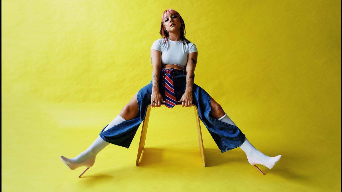 “Lo que realmente me impactó de bailar con Karol G fue su pasión y su incansable ética de trabajo, no para perfeccionar las cosas, sino para convertirlas en lo mejor posible”, dijo la bailarina Shanie Blais de su experiencia trabajando con la artista colombiana.