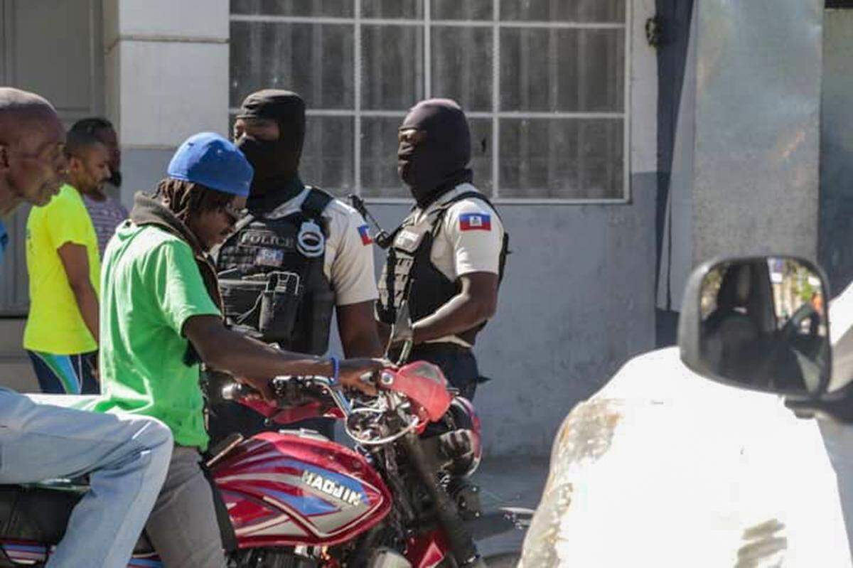 Agentes de la Policía Nacional de Haití en un puesto de control en Pétion-Ville después de que miembros de una coalición de pandillas armadas intentaran atacar la elegante comunidad en la ladera de una colina donde viven la mayoría de los haitianos adinerados el martes 19 de noviembre de 2024.&nbsp;