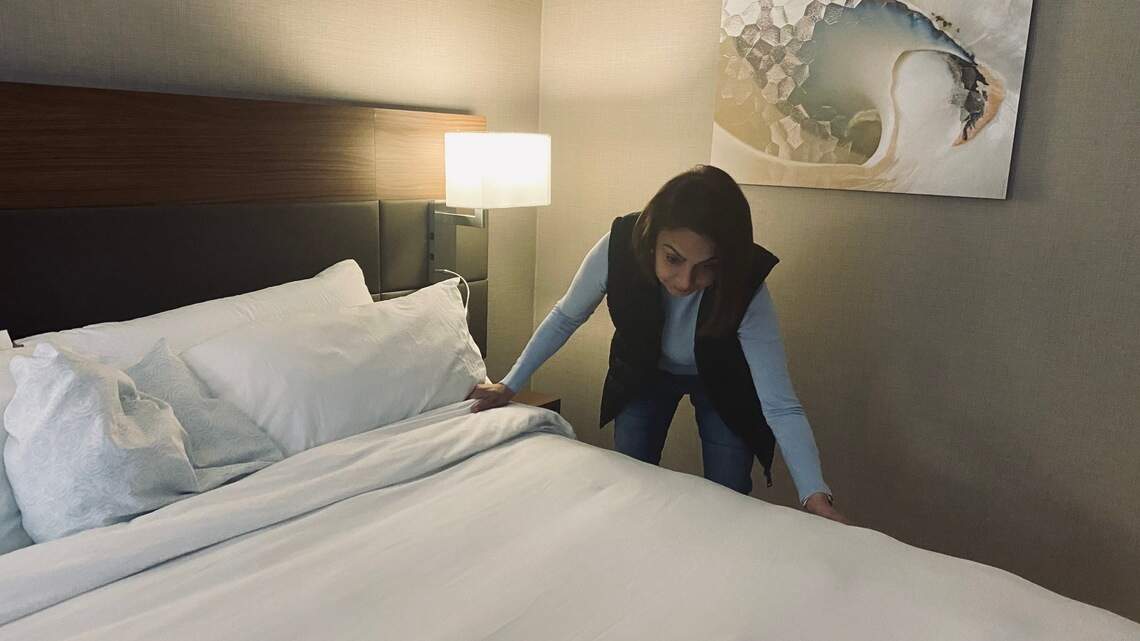 La ‘nueva normalidad’ al viajar: hay que tender la cama en el hotel | Opinión