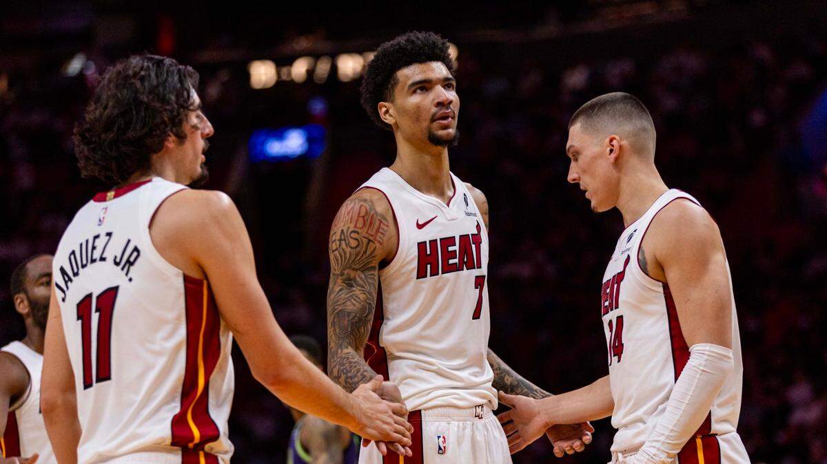 Jaime Jáquez Jr., Kel’el Ware y Tyler Herro (de izq. a der.). Juego de equipo es la fórmula ganadora del Heat de Miami que lleva tres triunfos seguidos en la gira por la costa oeste ante la ausencia de Jimmy Butler.  