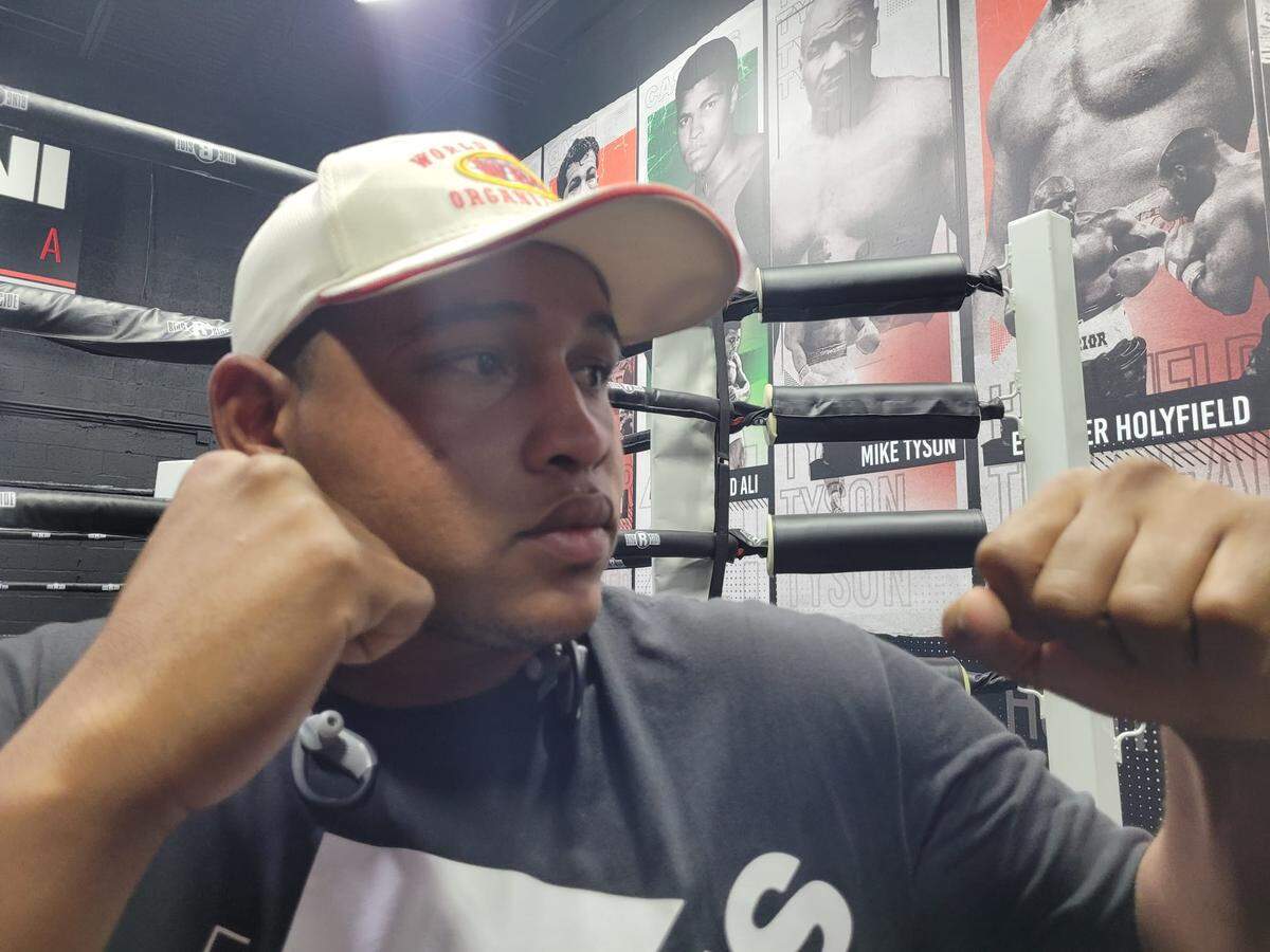 Néstor Santana llegó hace apenas unos días a Miami y ya cuenta con una empresa que pretende ayudarlo capitaneada por el veterano hombre de este deporte Henry Rivalta de conjunto con Marty Mancini, socio en la dirección del gimnasio Mancini Rivalta Boxing.